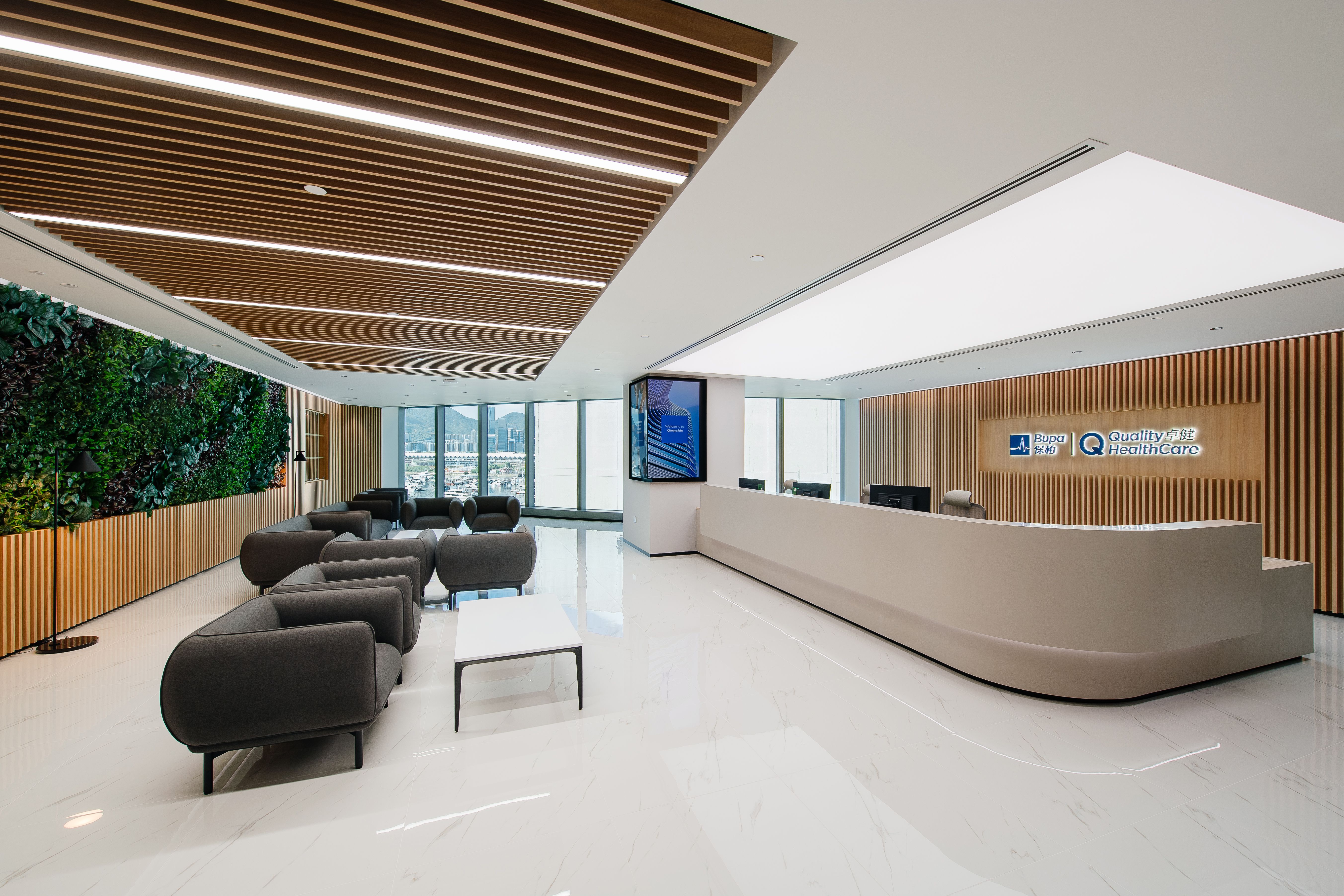 一個明亮開放的空間,配合綠意盎然的植物牆,提升舒適感並支持可持續發展,適合歡迎員工和訪客。