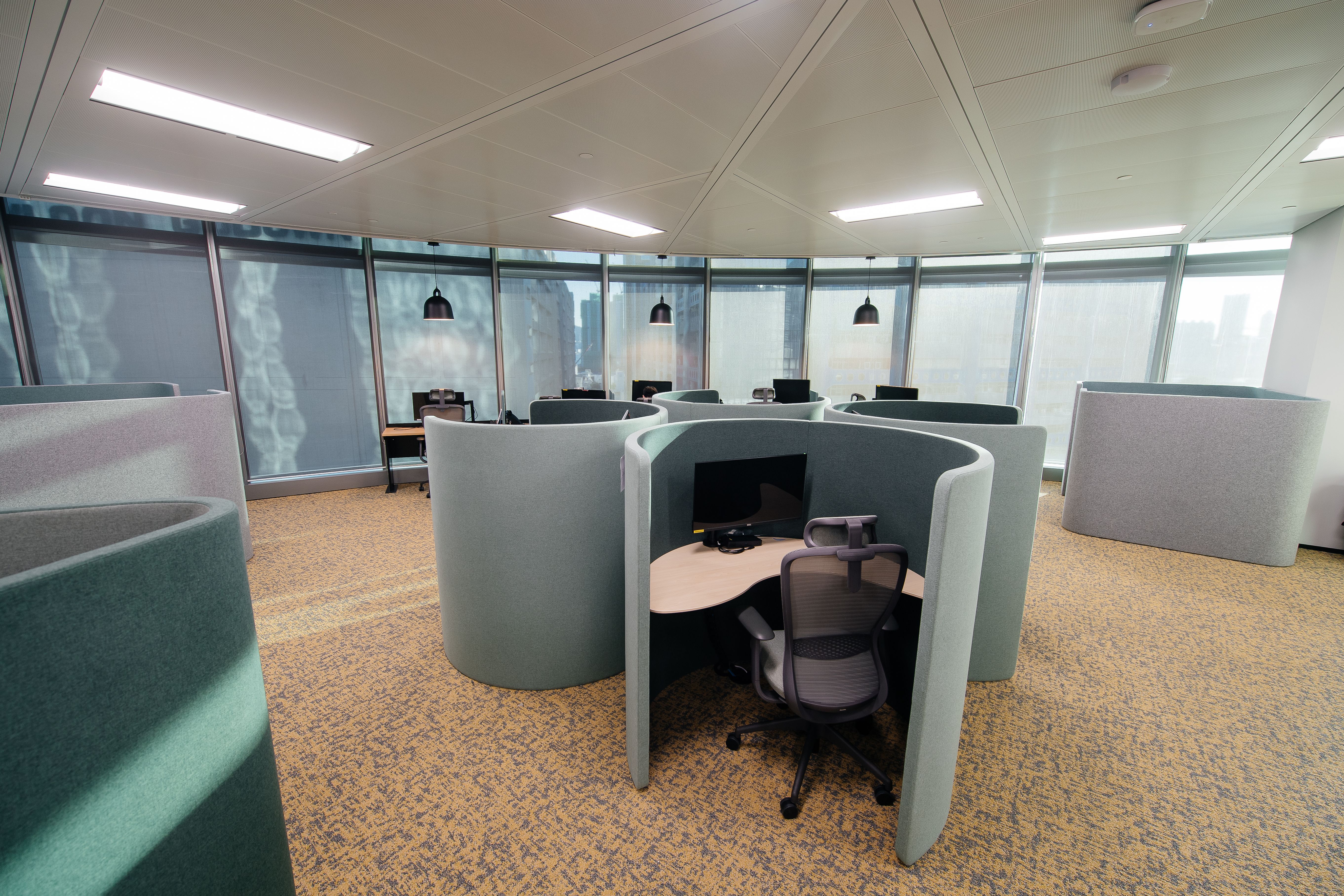 可持续发展的办公室家俱、木制品和智能照明系统提供一个以人为本、对地球更健康的时尚工作环境。